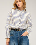 Blusa de rayas con cuello de volantes y detalle de solapa, puños con volantes y elástico