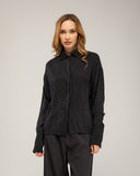Camisa con cuello y puños de punto y detalle de cristales de pedrería
