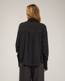 Camisa con cuello y puños de punto y detalle de cristales de pedrería