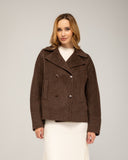Chaqueton con lana de boble botonadura, bolsillos laterales y cuello con solapa