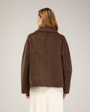 Chaqueton con lana de boble botonadura, bolsillos laterales y cuello con solapa