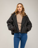 Chaqueta corta oversize, reversible,  impermeable y con capucha desmontable