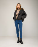 Chaqueta corta oversize, reversible,  impermeable y con capucha desmontable