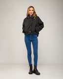 Chaqueta corta oversize, reversible,  impermeable y con capucha desmontable