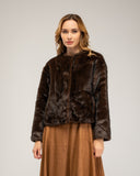 Chaqueta corta de pelo sinterico corto reversible con interior de antelina, cierre con botones de clip, sincuello y bolsillos