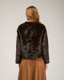 Chaqueta corta de pelo sinterico corto reversible con interior de antelina, cierre con botones de clip, sincuello y bolsillos