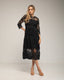 Vestido midi de guipur con transparencias en el escote y las mangas.