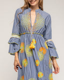 Vestido maxi denim con bordados fluor, lentejuelas, ajustable a la cintura y volantes abajo, manga larga con volantes - Tantra Spain