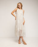 Vestido maxi con capas y bordado, cuello halter y bolsillos