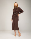 Vestido largo de punto fino con cashmere, drapeado en el centro y cadera, manga murcielago y cinturón de tachuelas