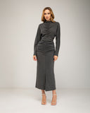 Vestido largo de punto fino con cashmere, drapeado en el centro y cadera, manga murcielago y cinturón de tachuelas