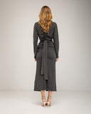 Vestido largo de punto fino con cashmere, drapeado en el centro y cadera, manga murcielago y cinturón de tachuelas