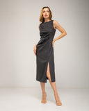 Vestido midi sin mangas de raya diplomatica, con pliege en un costado y apertura abajo