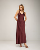 Vestido largo con seda sin mangas y cuello pico