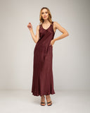 Vestido largo con seda sin mangas y cuello pico