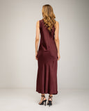Vestido largo con seda sin mangas y cuello pico