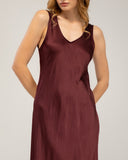 Vestido largo con seda sin mangas y cuello pico