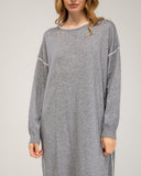 Vestido de punto fino oversize con ribete bicolor en manga, costado y cuello