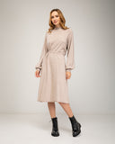 Vestido de punto fino oversize con cuello alto, y ajustado a la cintura por delante, puños elásticos
