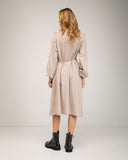 Vestido de punto fino oversize con cuello alto, y ajustado a la cintura por delante, puños elásticos