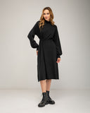 Vestido de punto fino oversize con cuello alto, y ajustado a la cintura por delante, puños elásticos