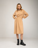 Vestido de punto fino oversize con cuello alto, y ajustado a la cintura por delante, puños elásticos