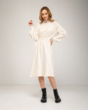 Vestido de punto fino oversize con cuello alto, y ajustado a la cintura por delante, puños elásticos