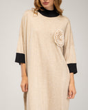 Vestido de punto fino oversize con manga francesa y detalle de flor de crochet, cuello y puños bicolor