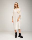 Vestido de punto fino oversize con manga francesa y detalle de flor de crochet, cuello y puños bicolor