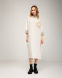Vestido de punto fino oversize con manga francesa y detalle de flor de crochet, cuello y puños bicolor