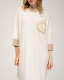 Vestido de punto fino oversize con manga francesa y detalle de flor de crochet, cuello y puños bicolor