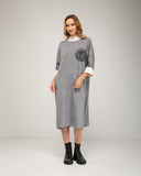 Vestido de punto fino oversize con manga francesa y detalle de flor de crochet, cuello y puños bicolor