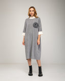 Vestido de punto fino oversize con manga francesa y detalle de flor de crochet, cuello y puños bicolor
