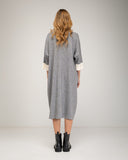 Vestido de punto fino oversize con manga francesa y detalle de flor de crochet, cuello y puños bicolor