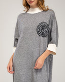 Vestido de punto fino oversize con manga francesa y detalle de flor de crochet, cuello y puños bicolor