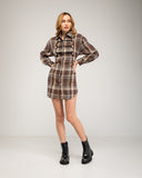 Vestido camisero corto de cuadros con detalles de cordones y botones. Tiras en la cintura