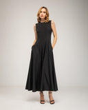 Vestido midi de corte tipo A con vuelo, con pinzas, bolsillos y cierre de cremallera en la espalda.