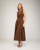 Vestido midi de antelina con corte tipo A con vuelo, con pinzas, bolsillos y cierre de cremallera en la espalda.
