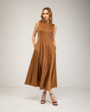 Vestido midi de antelina con corte tipo A con vuelo, con pinzas, bolsillos y cierre de cremallera en la espalda.