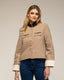 Chaqueta con detalle de bolsillos frontales,  botones dorados y cuello mao y detalle en la manga con vuelta