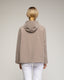 Chaqueta impermeable con capucha, bolsillos frontales visibles y cierre de cremallera