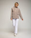 Chaqueta impermeable con capucha, bolsillos frontales visibles y cierre de cremallera