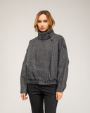Chaqueta con lana de  espiguilla tipo bomber, cuello alto con cierre de cremallera y solapa con botón, bajo con elástico