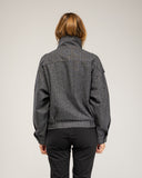 Chaqueta con lana de  espiguilla tipo bomber, cuello alto con cierre de cremallera y solapa con botón, bajo con elástico