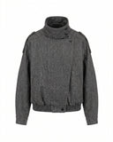 Chaqueta con lana de  espiguilla tipo bomber, cuello alto con cierre de cremallera y solapa con botón, bajo con elástico