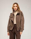 Chaqueta con lana de  espiguilla tipo bomber, cuello alto con cierre de cremallera y solapa con botón, bajo con elástico