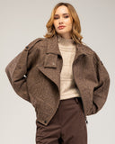 Chaqueta con lana de  espiguilla tipo bomber, cuello alto con cierre de cremallera y solapa con botón, bajo con elástico