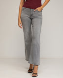 High-waisted wide-leg basic jeans.
