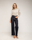 Jeans rectos de tiro alto  con bolsillos frontales y detalle de botones dorados - Tantra Spain