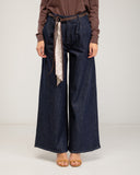 Jeans tipo palazzo de cintura alta con pinzas, bolsillos laterales, con cinturón y pañuelo
